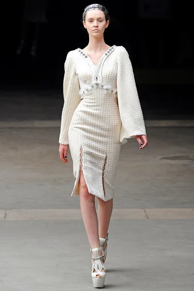 Look 16